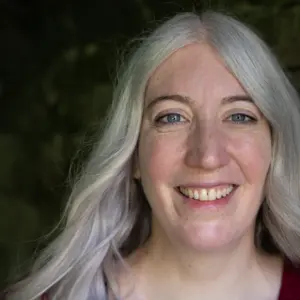 Retrato de Josephine Quinn